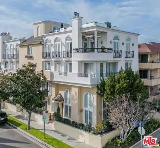 Condo For Sale in 10935, Missouri Avenue, Los Angeles, California