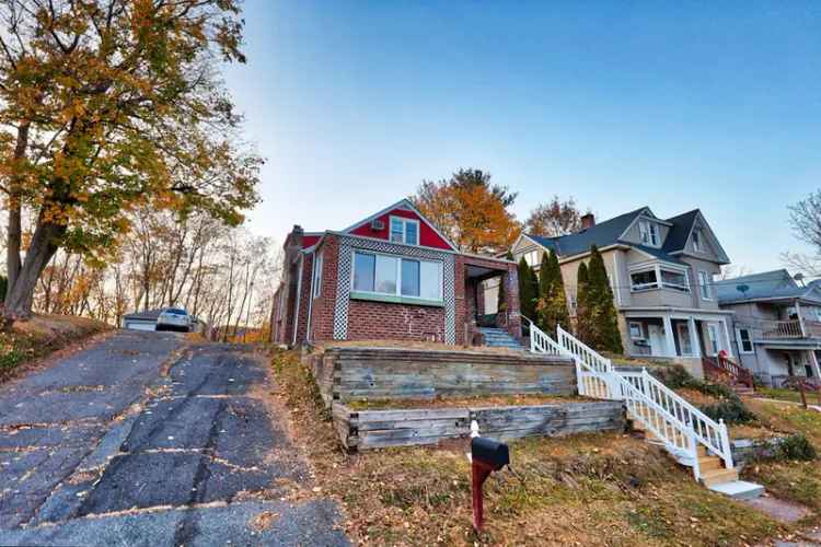 Single-family house For Sale in 74, Kensington Heights, Meriden, Connecticut