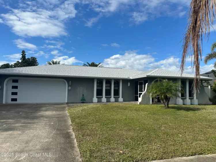 Single-family house For Sale in 1130, Fairway Court Northeast, Palm Bay, Florida