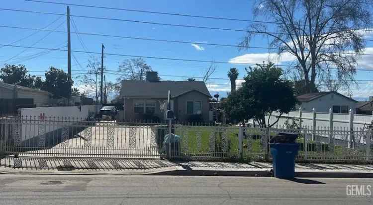 Single-family house For Sale in Bakersfield, California