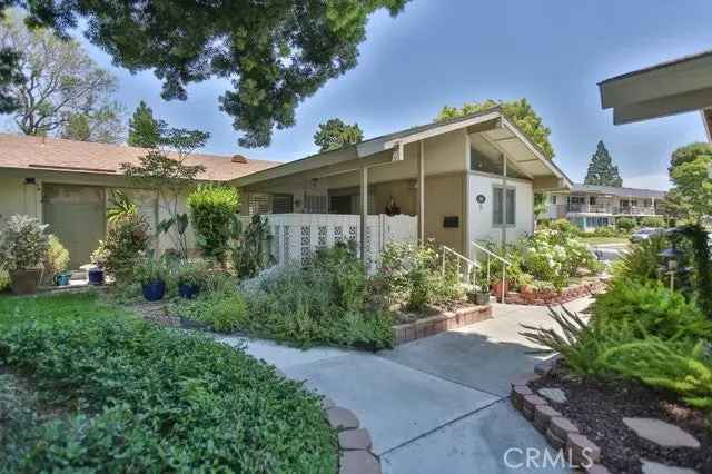 Single-family house For Sale in 296, Avenida Sevilla, Laguna Woods, California