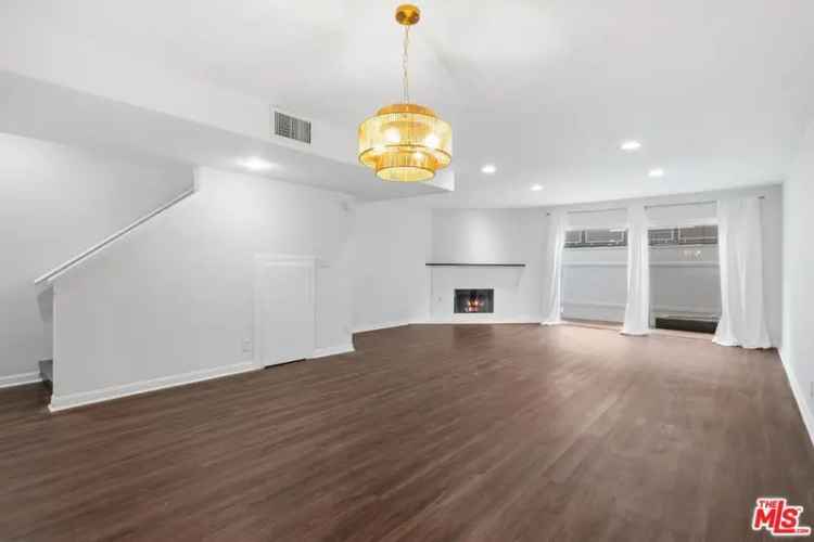 Condo For Sale in 12421, Riverside Drive, Los Angeles, California