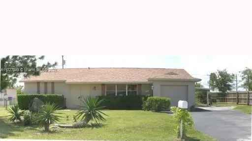 Single-family house For Sale in 1920, Laurel Lane, Lake Clarke Shores, Florida