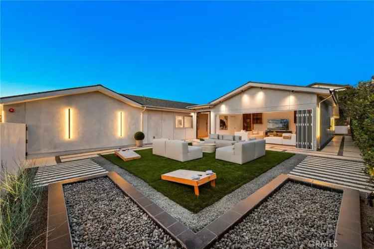 Single-family house For Sale in 1318, Outrigger Drive, Newport Beach, California