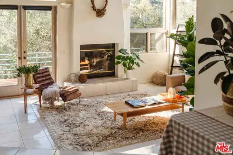 Single-family house For Sale in 229, Muerdago Road, Topanga, California