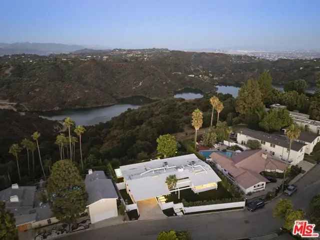 Single-family house For Sale in 2262, Stradella Road, Los Angeles, California