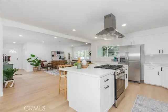 Single-family house For Sale in Long Beach, California