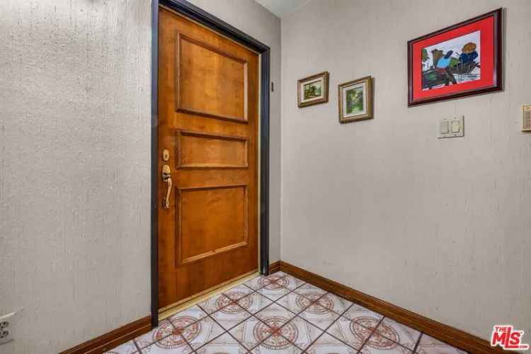 Condo For Sale in 126, North Croft Avenue, Los Angeles, California