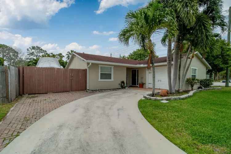 Single-family house For Sale in 6501, Ramblewood Circle, Greenacres, Florida