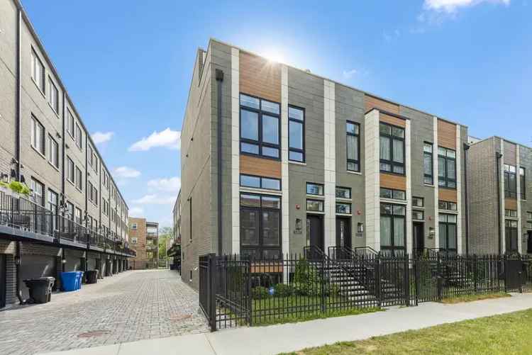 4 Bed 3.5 Bath Townhouse Near University of Chicago