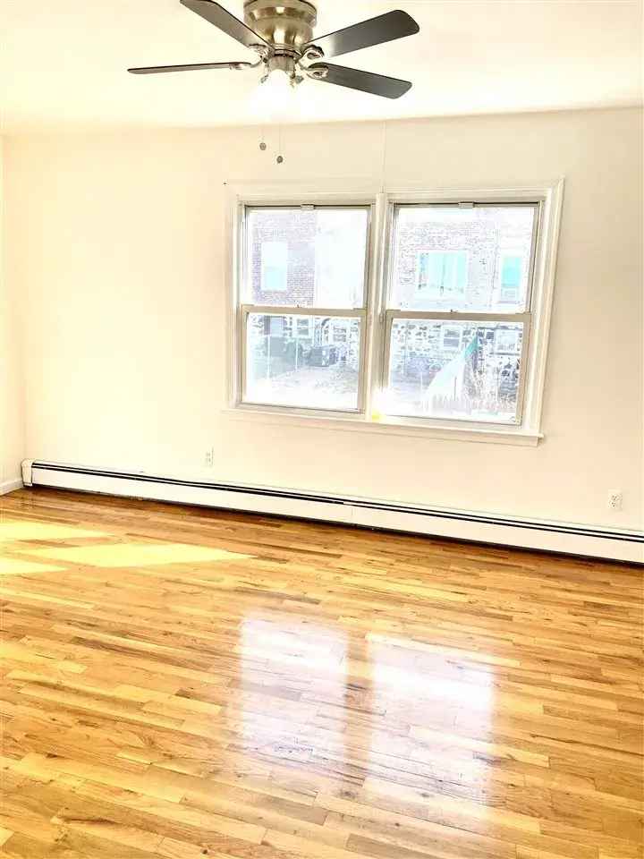 3 Bedroom 2 Bath Apartment with Balcony Near NYC