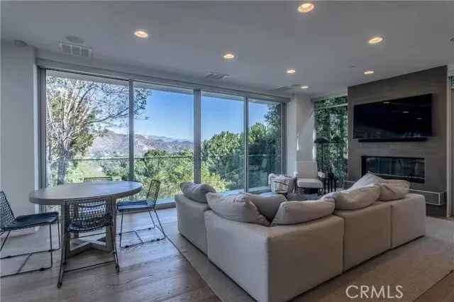 Single-family house For Sale in 7350, Pacific View Drive, Los Angeles, California