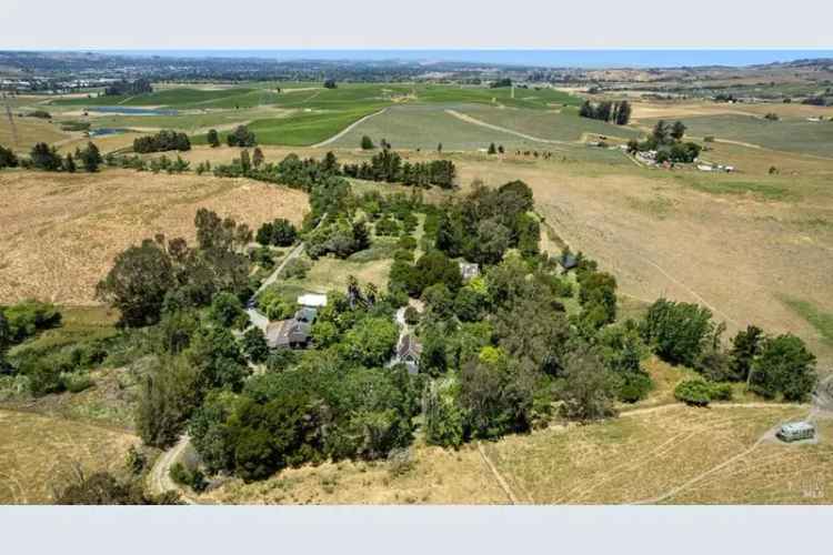 Single-family house For Sale in Petaluma, California