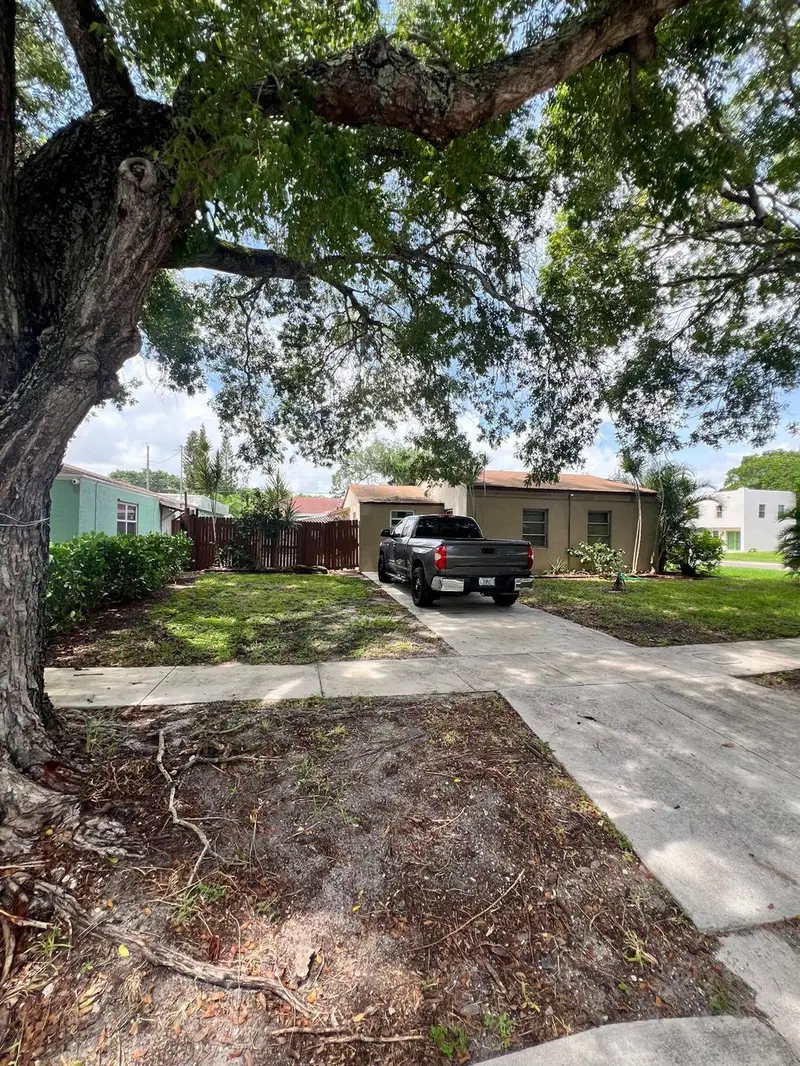 Multi-family house For Sale in 702, Fernwood Drive, West Palm Beach, Florida