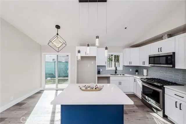 Single-family house For Sale in 10515, Hickory Street, Los Angeles, California