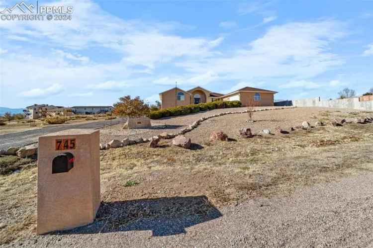 Single-family house For Sale in 745, South Greenway Avenue, Pueblo West, Colorado