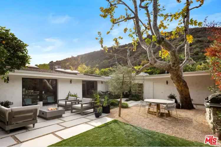 Single-family house For Sale in 3328, Mandeville Canyon Road, Los Angeles, California