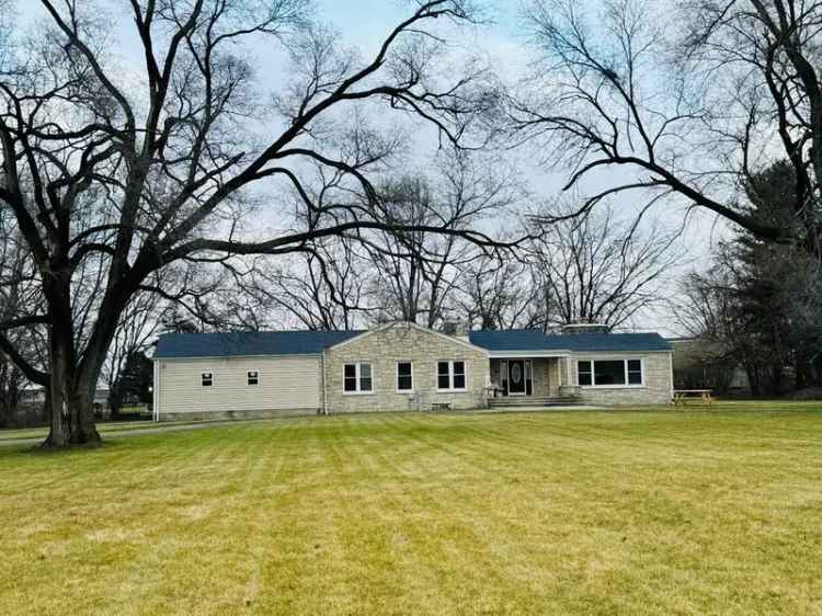 Single-family house For Sale in 9915, Merrillville Road, Crown Point, Indiana