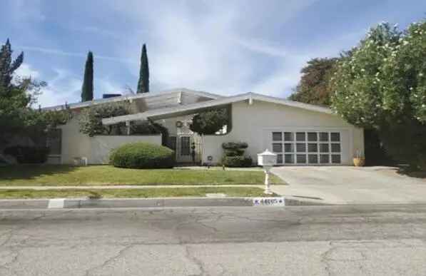 Single-family house For Sale in 44005, Fenner Avenue, Lancaster, California