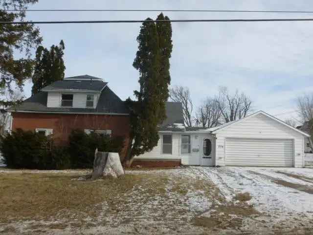 Single-family house For Sale in 204, 1st Avenue, Newhall, Iowa