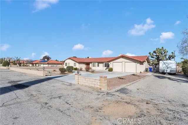 Single-family house For Sale in 20382, Ituma Road, Apple Valley, California