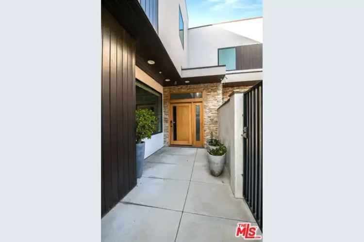 Single-family house For Sale in 2017, Benedict Canyon Drive, Beverly Hills, California