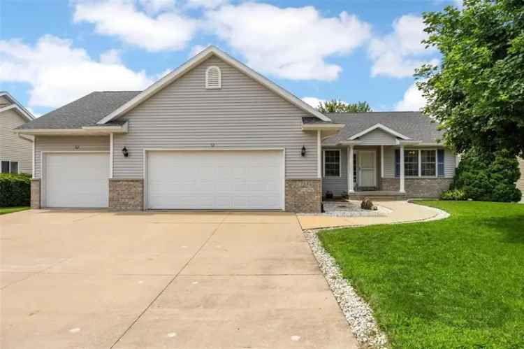 Single-family house For Sale in Ely, Iowa