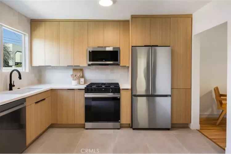 Single-family house For Sale in 12375, Herbert Street, Culver City, California