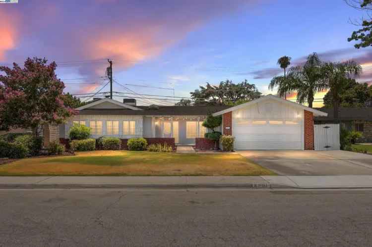 Single-family house For Sale in Bakersfield, California