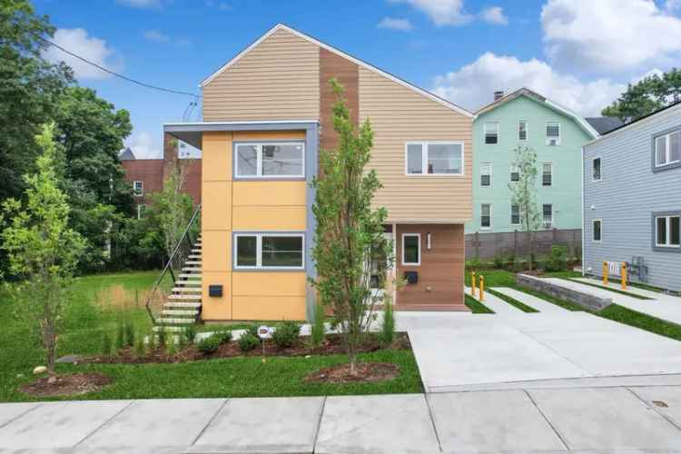 Multi-family house For Sale in Waterbury, Connecticut