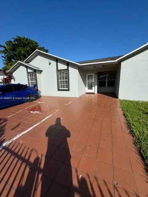 Single-family house For Sale in 20923, Southwest 126th Court, Goulds, Florida