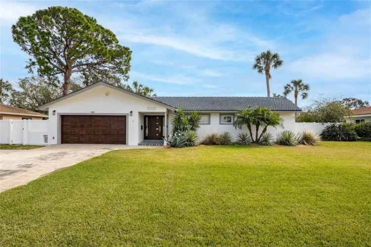 Single-family house For Sale in 5321, Dover Street Northeast, Saint Petersburg, Florida