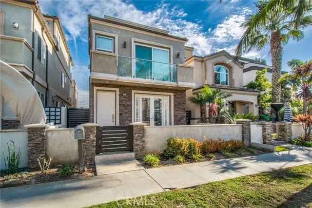 Single-family house For Sale in 310, 2nd Street, Huntington Beach, California