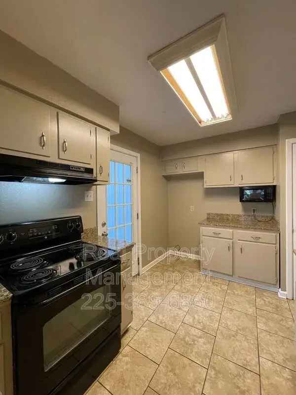 3 Bed 2 Bath Duplex in Baton Rouge - Carport & Washer/Dryer Connections