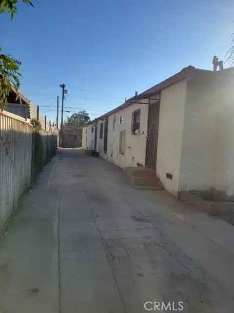 Multi-family house For Sale in South Gate, California