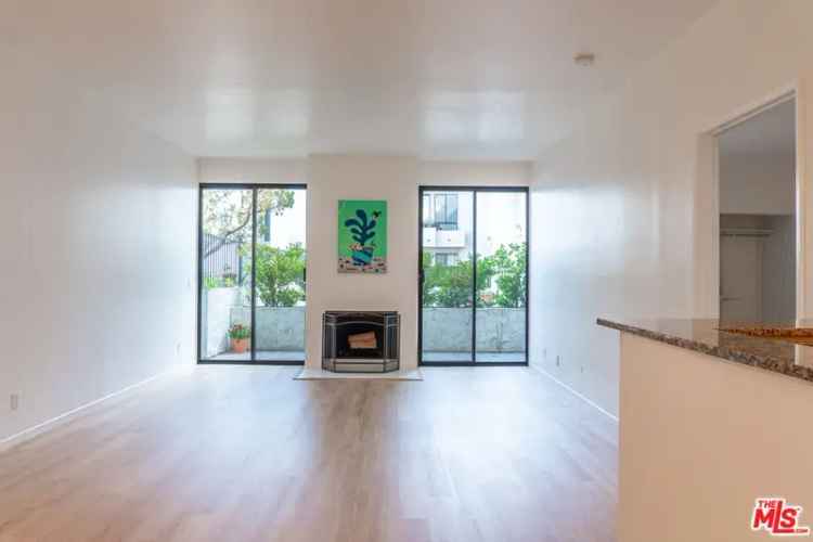 Condo For Sale in 10861, Moorpark Street, Los Angeles, California