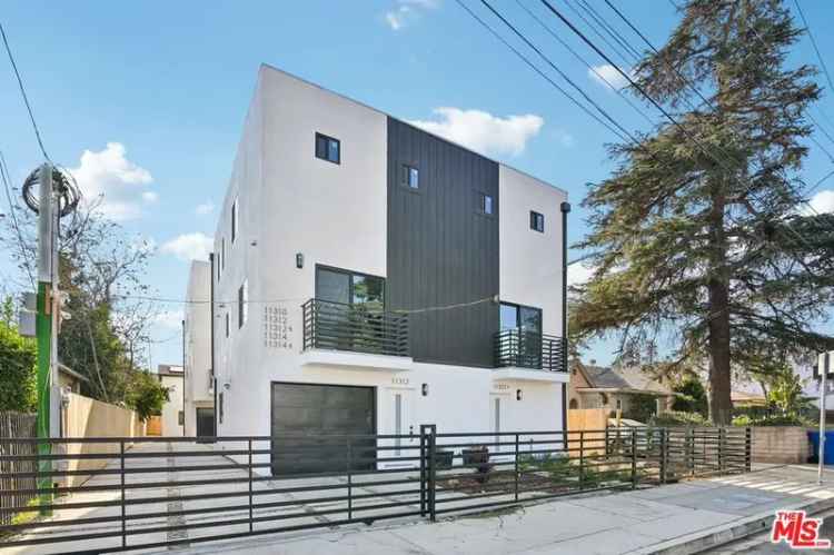 Multi-family house For Sale in 11312, Martha Street, Los Angeles, California