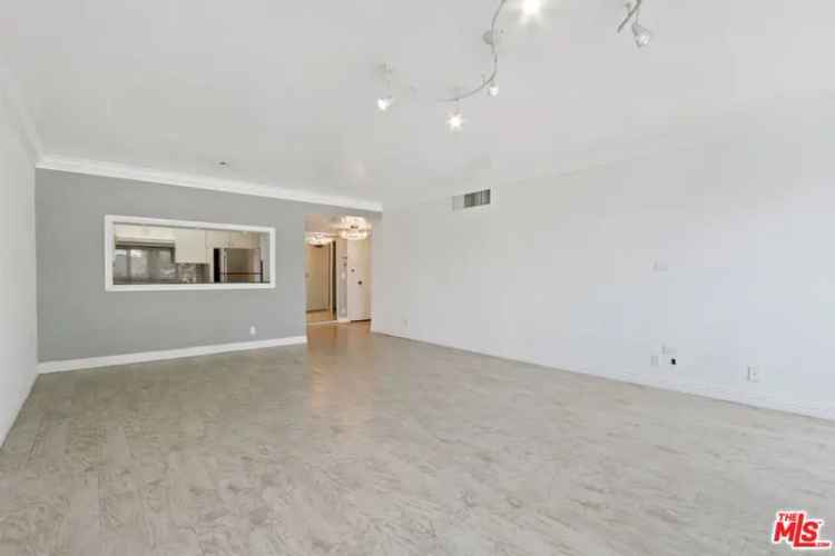 Condo For Sale in Los Angeles, California