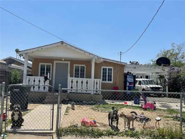 Single-family house For Sale in 570, West 10th Street, San Jacinto, California