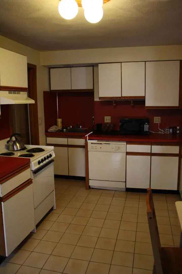 2BR Beacon Hill Apartment - Graduate Students & Professionals Welcome