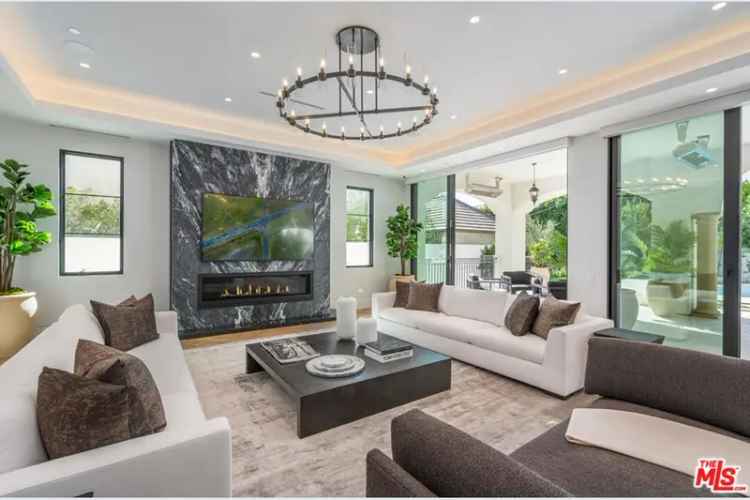 Single-family house For Sale in 611, North Hillcrest Road, Beverly Hills, California