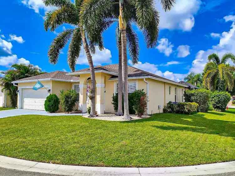 Single-family house For Sale in Greenacres, Florida