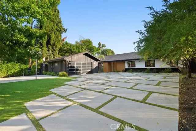 Single-family house For Sale in 22400, Bessemer Street, Los Angeles, California