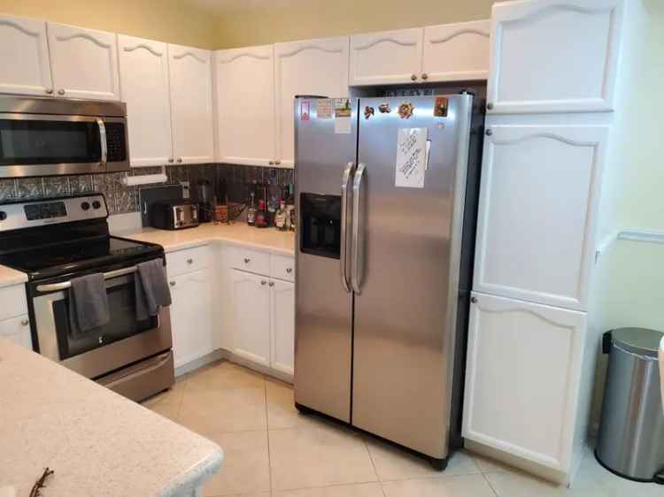 Single-family house For Sale in Greenacres, Florida