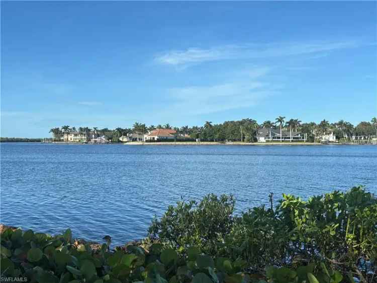 Single-family house For Sale in Naples, Florida