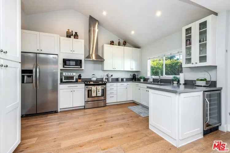 Single-family house For Sale in 17627, Martha Street, Los Angeles, California