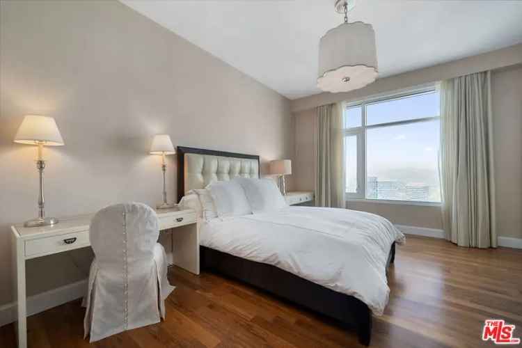 Condo For Sale in Los Angeles, California