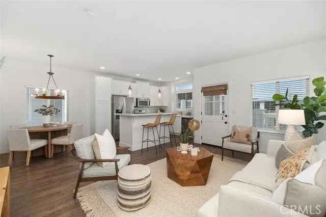 Single-family house For Sale in 259, Mayflower Drive, Newport Beach, California