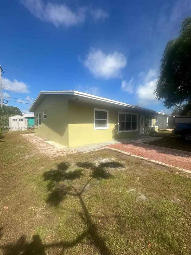 Single-family house For Sale in 1611, Northeast 32nd Place, Pompano Beach, Florida