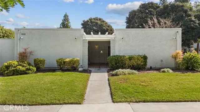 Single-family house For Sale in 2222, Via Puerta, Laguna Woods, California